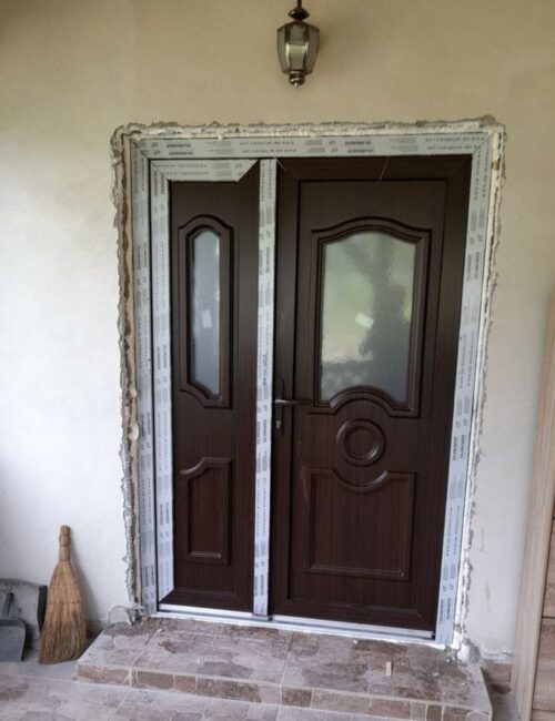 Pose de porte en bois