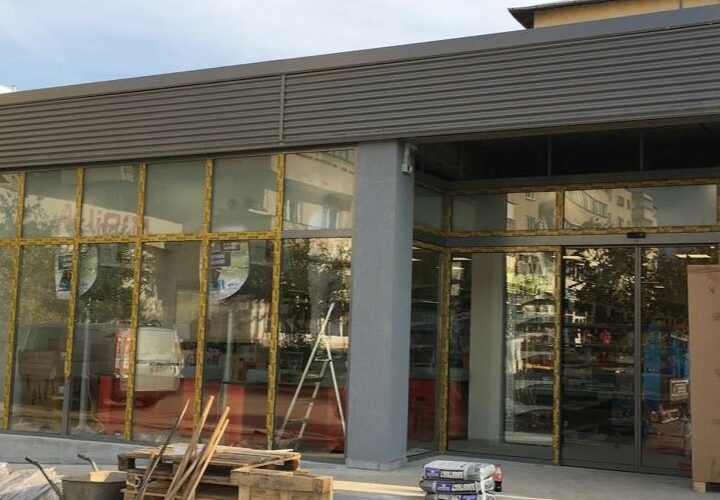 Vitrine de magasin en cours d'installation