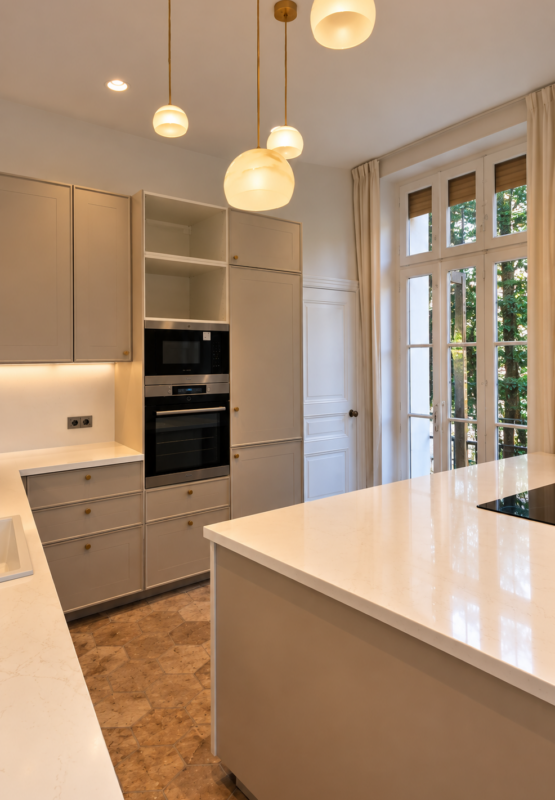 Îlot central avec plaque de cuisson intégrée