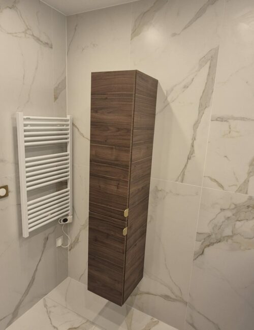Pose de carrelage dans une salle de bain rénovée à Pantin