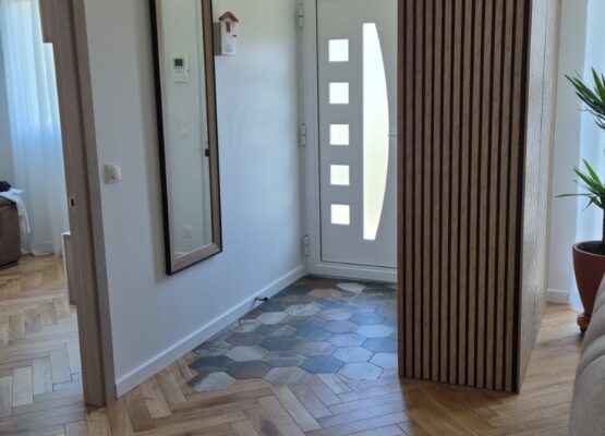 Entreprise de rénovation – aménagement d'une entrée avec parquet et claustra en bois
